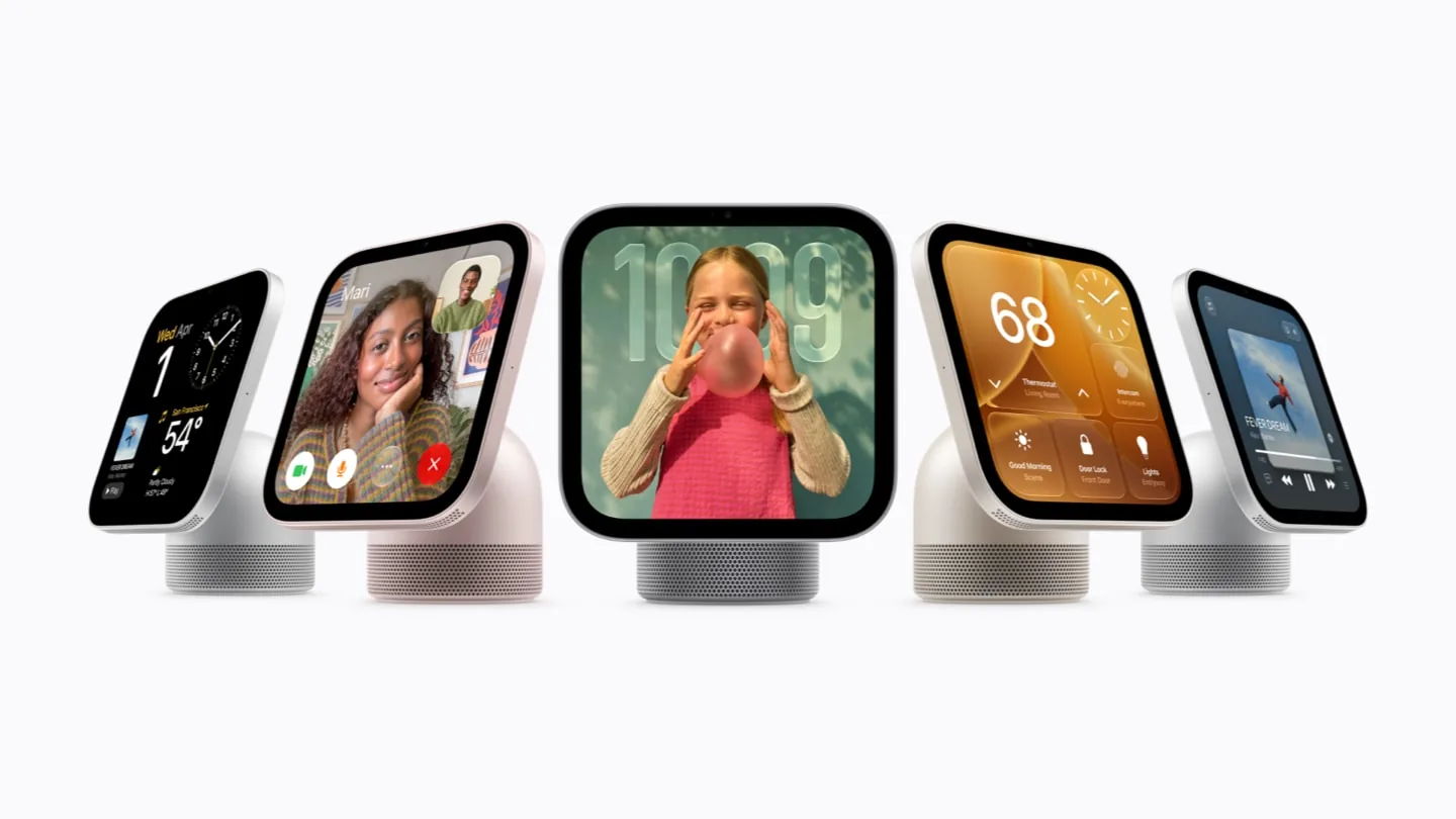 Пять умных дисплеев Apple HomeView разных цветов на белом фоне