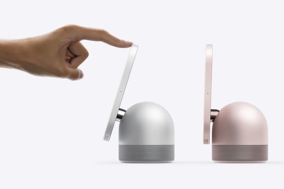 Рука наклоняет экран Apple HomeView на шарнире из нержавеющей стали