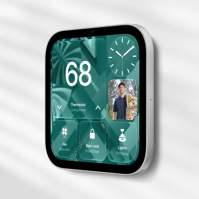 Apple HomeView, закреплённый на стене в коридоре